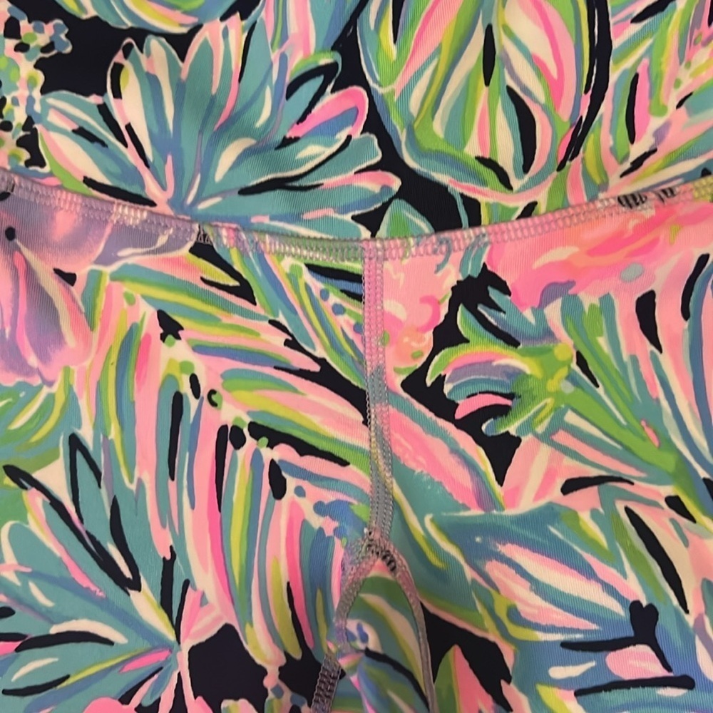 Lilly Pulitzer luxletic weekender legging UPS 50+ multi bermudaful size XS NWT - Picture 4 of 9